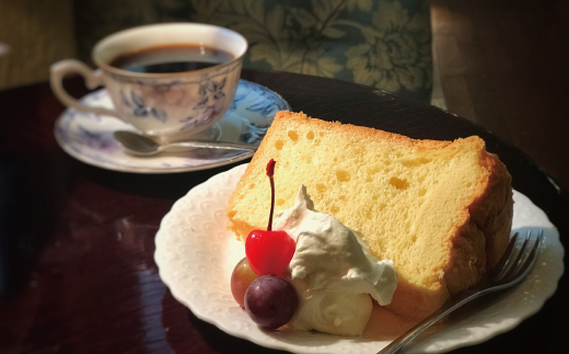 【 ギフト にも おすすめ 】 シフォンケーキ プレーン 1ホール 20cm 喫茶ウオッチ こだわり 卵 冷蔵 冷蔵便 クール便 プレゼント 贈り物 記念日 パーティー てづくり 手作り ふわふわ しっとり ケーキ 菓子 お菓子 スイーツ お取り寄せ 高知