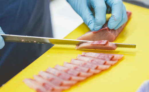 四万十市場の季節の魚昆布締め