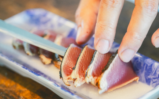 魚市場 の目利きが 厳選 本場 高知 の カツオのタタキ 約500g（ スライス済み タレ付き 血合い抜き ） 冷凍 海鮮 海の幸 魚 魚介 かつお カツオ 鰹 たたき タタキ グルメ 新鮮 ごちそう おかず 高知県 四万十市 四万十 しまんと