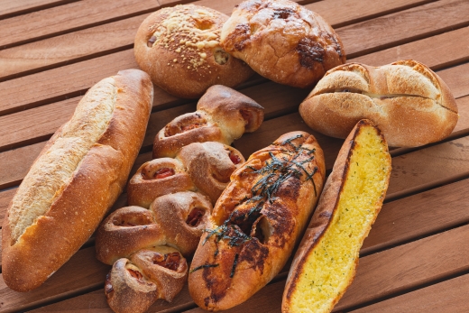 【3か月定期便】苺屋 厳選された材料にこだわったパンいろいろ詰め合わせ 7個×3回 合計21個(ハードパン・菓子パン・惣菜パン) - セット つめあわせ 食べ比べ お楽しみ 冷凍 Wit-0074