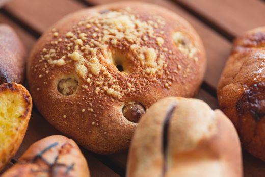 【3か月定期便】苺屋 厳選された材料にこだわったパンいろいろ詰め合わせ 7個×3回 合計21個(ハードパン・菓子パン・惣菜パン) - セット つめあわせ 食べ比べ お楽しみ 冷凍 Wit-0074