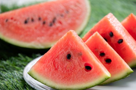 空中立体栽培で太陽の愛情をたっぷり受けた ルナ・ピエナスイカ(中玉) 2玉 yu-0016 2玉 中玉