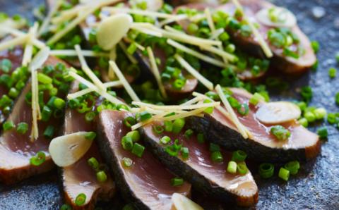 四国一小さな町のわら焼き土佐の鰹タタキ4節