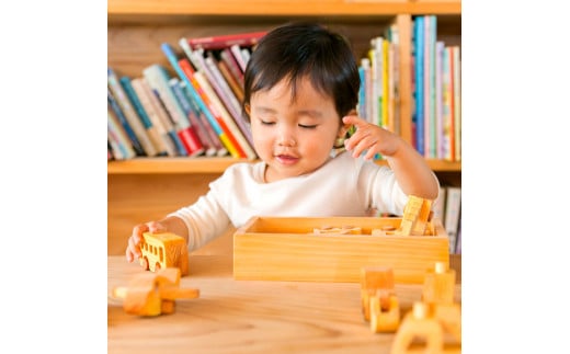 山のくじら舎 はたらく自動車 木製 玩具 赤ちゃん ベビー 幼児 男の子 乗り物 車 ギフト 包装 ラッピング プレゼント 贈り物 贈答 出産祝い 誕生日祝い のし 熨斗対応 高知県産