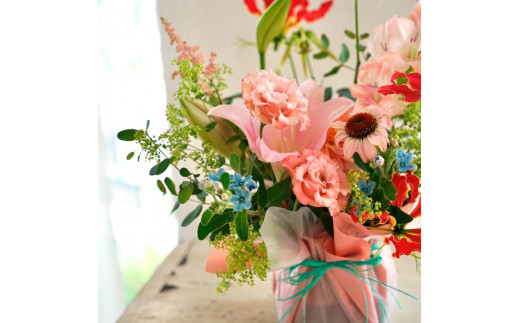 《3ヵ月定期便》おすすめ生花アレンジメントM 定期便 定期コース 全3回 フラワーアレンジメント そのまま飾れる 生花 花束 花 お花 おすすめ 可愛い キレイ おしゃれ 季節のお花