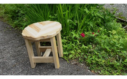 葉形イス 1脚 受注生産 スギ材 スツール いす 椅子 手作り 木製 ハンドメイド F6R-033