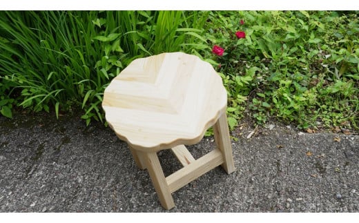 葉形イス 1脚 受注生産 スギ材 スツール いす 椅子 手作り 木製 ハンドメイド F6R-033