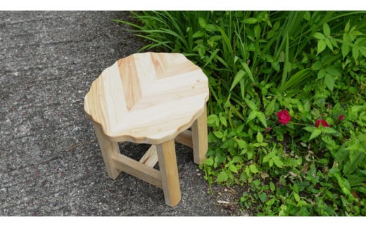 葉形イス 1脚 受注生産 スギ材 スツール いす 椅子 手作り 木製 ハンドメイド F6R-033