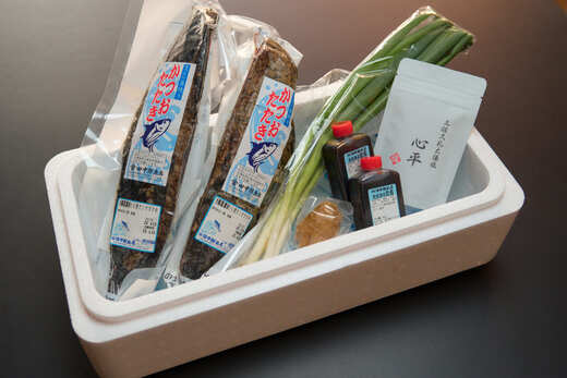 【 初鰹 先行予約 】 漁師町の老舗魚屋大将が厳選した本格生カツオ 藁焼きタタキ (約900g) 6～7人前 冷蔵 高知 久礼 田中鮮魚店 かつおのたたき わら焼き 薬味 タレ付き 塩 日戻り 生鰹 本場 新鮮 タタキ 鰹のタタキ 初鰹 約900g(6～7人前)