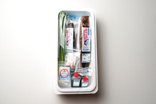 【初鰹 先行予約】 漁師町の老舗魚屋大将が厳選した本格生カツオ 藁焼き タタキ ( 約500g ) 4人前 冷蔵 高知 久礼 田中鮮魚店 かつおのたたき わら焼き 薬味 タレ付き 塩 日戻り 生鰹 本場 新鮮 タタキ 鰹のタタキ 初鰹 約500g(4人前)