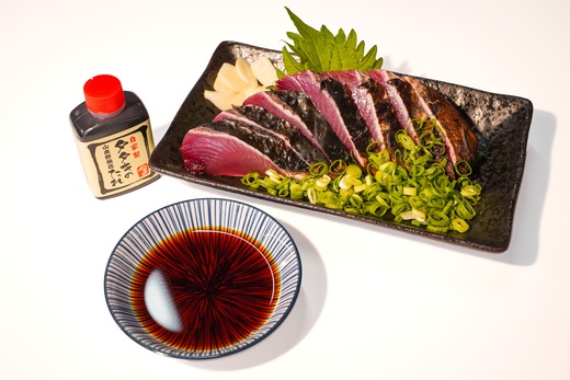 【 初鰹 先行予約 】 藁100％使用！生かつおの完全藁焼きタタキセット 約7～8人前 冷蔵 高知 久礼 山本鮮魚店 かつおのたたき わら焼き 薬味 タレ付き  日戻り 生鰹 本場 新鮮 タタキ 鰹のタタキ 初鰹 約6～7人前