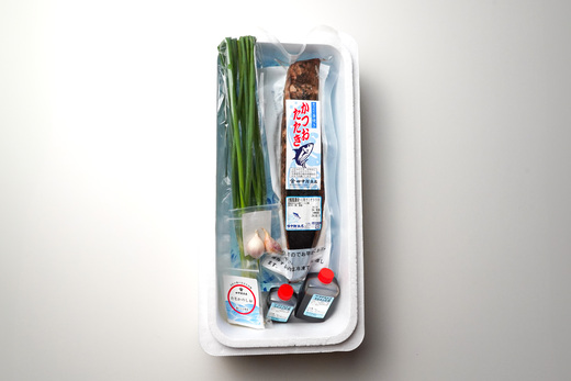 【初鰹・戻り鰹 食べ比べ定期便】 先行予約 R8 4月・10月 お届け 漁師町の老舗魚屋大将が厳選した本格生カツオ 藁焼きタタキ (約250g) 2人前 冷蔵 高知 久礼 田中鮮魚店 かつおのたたき わら焼き 薬味 タレ付き 塩 日戻り 生鰹 本場 新鮮 タタキ 鰹のタタキ 全2回定期便 約250g(2人前)