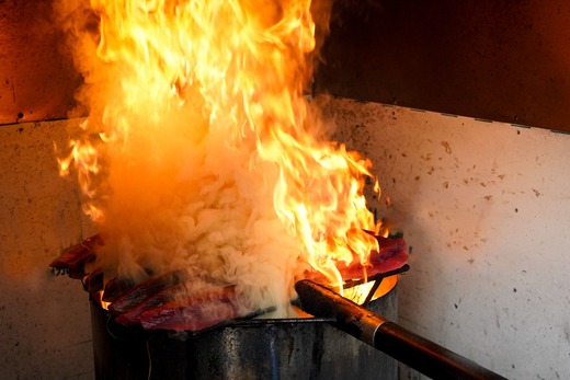 【R8 全8回 定期便】 藁100％使用 ！ 生かつおの完全藁焼きタタキセット 約7～8人前 冷蔵 高知 久礼 山本鮮魚店 かつおのたたき わら焼き 薬味 タレ付き 日戻り 生鰹 本場 新鮮 タタキ 鰹のタタキ 土佐久礼鰹 全8回定期便 7～8人前