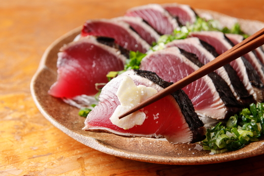 【初鰹 先行予約】 漁師町の老舗魚屋大将が厳選した本格生カツオ 藁焼きタタキ ( 約250g ) 2人前 冷蔵 高知 久礼 田中鮮魚店 かつおのたたき わら焼き 薬味 タレ付き 塩 日戻り 生鰹 本場 新鮮 タタキ 鰹のタタキ 初鰹 約250g(2人前)