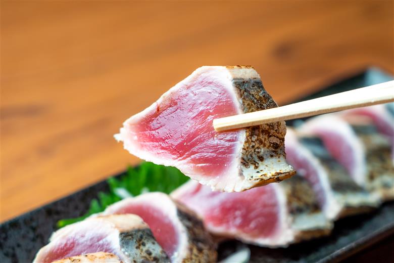 元かつお一本釣り漁師がつくる!かつおの炙り焼き タタキ 〈 冷凍 〉 ２～３人前 高知 久礼 とみぃの台所 かつおのたたき タレ付き 日戻り 本場 新鮮 タタキ 鰹のタタキ