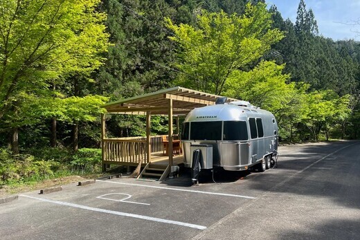 【 大自然で深呼吸 】 四万十源流の里 3名用 エアストリーム 1棟貸し 宿泊券 高知 四万十 源流 宿泊 観光 自然 チケット 旅行券