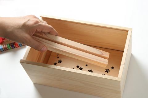 飾る場所・仕舞う場所に悩まない『木と和紙のお雛様』