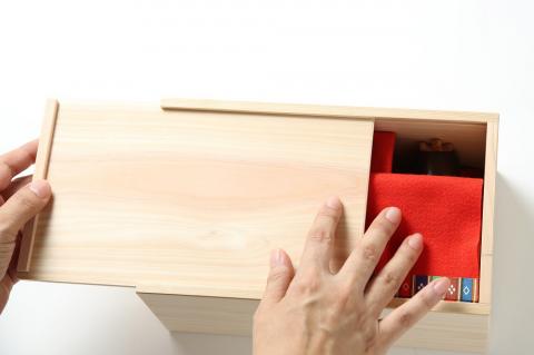 飾る場所・仕舞う場所に悩まない『木と和紙のお雛様』