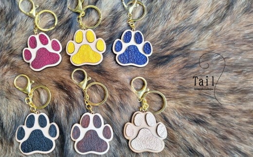 【マゼンタ／名入れ可】<本革 肉球キーホルダー> 猪皮 イノシシ革 牛革 レザー 肉球モチーフ 革工房 Tail ペット用 ペットチャーム ペットの名入れ 猫 犬1個