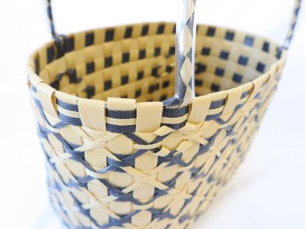 文子さんのテープかごバッグ(黒×ベージュ）