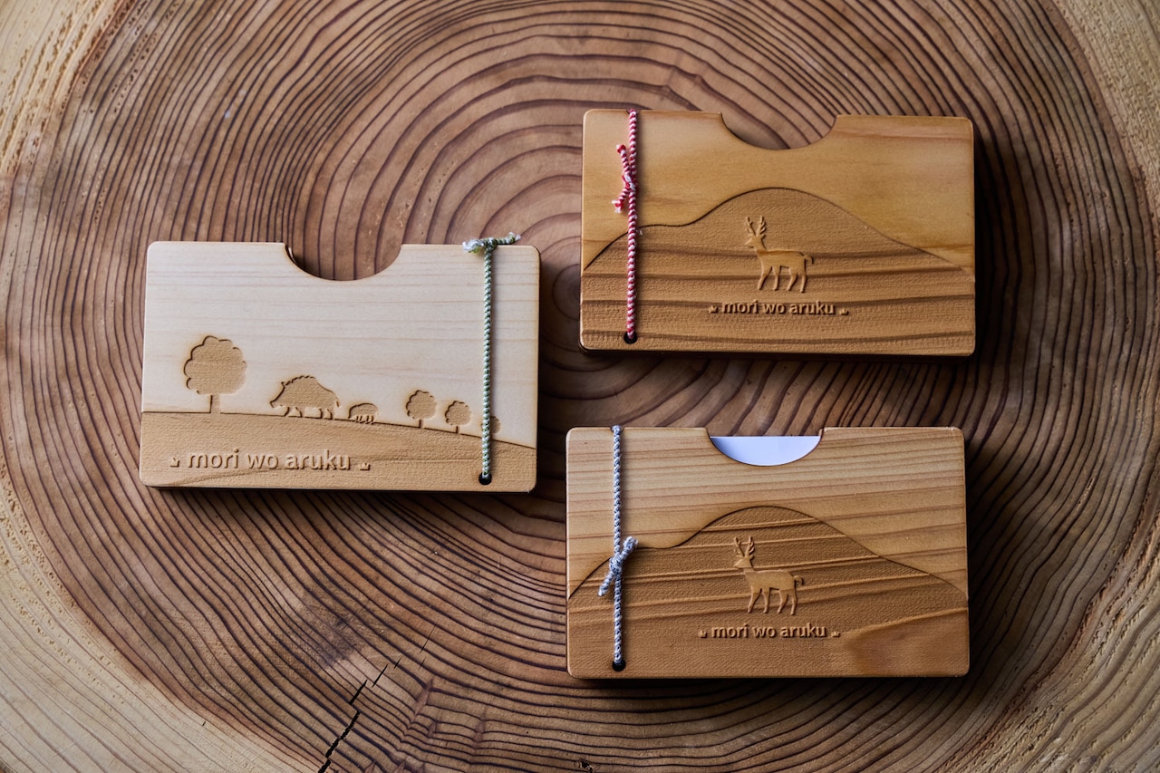 ゆすはらヒノキの木製名刺入れ「mori no 名刺入れ Mori wo Aruku-ポップ-」