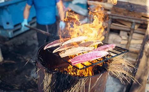 鮮度抜群！魚市場直送の藁焼きカツオのタタキ！たっぷり6-8人前／Ems-02
