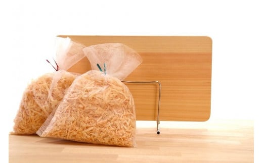 安定感で調理が快適に！　厚みのある四万十ヒノキのまな板／Onm-B03