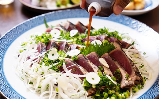 【予約受付】【生の鮮度】初ガツオのタタキ4-5人前（薬味付き）【冷蔵】 鰹 高知 海産 冷蔵 ご贈答 ご家庭に ギフト お歳暮 薬味（ニンニク、ネギ、大葉、生姜）特製のたたきのタレ ／Efs-11