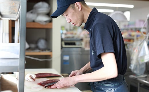 【予約受付】【生の鮮度】初ガツオのタタキ2-3人前（薬味付き） 鰹  高知 海産 冷蔵 ご贈答 ご家庭に ギフト  薬味（ニンニク、ネギ、大葉、生姜）特製のたたきのタレ　かつおのたたき／Efs-10