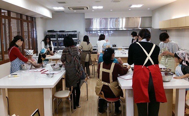 井上糀店の手作り味噌キット（野田琺瑯の容器付き）味噌 手作り味噌 手作り 自作キット 無添加 無着色 人気 おすすめ 高知県産米 国産大豆 海洋深層水の塩／Lik-B01
