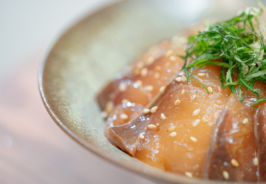 【定期便4回】朝〆ぶり ごまだれ 漬け丼用 100g ×5個｜鰤 ブリ 海鮮丼 簡単調理 時短 人気 刺身 海の幸 小分け 個包装 漬け タイパ 高知県 大月町 国産 ご飯に合う 養殖 送料無料 お取り寄せ 丼もの お手軽 養殖ぶり 本格おかず