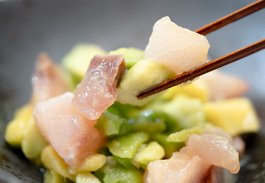 【定期便4回】朝〆ぶりとアボカドのポキ (80g×5個)｜ブリ 鰤 海鮮丼 小分け 時短 簡単調理 人気 新鮮 魚介 高知県 大月町 国産 送料無料 お取り寄せ おつまみ ごま油 香味ソース 個包装 ポキ丼 漬け 簡単おかず 解凍だけ 養殖ぶり