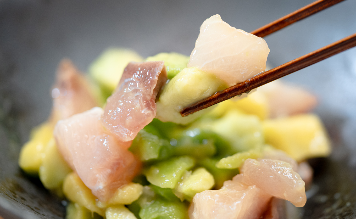 国産 朝〆ぶり アボカドポキ 80g×5個｜ 養殖 ブリ 鰤 小分け 冷凍 簡単調理 解凍5分 新鮮 サラダ ポキ丼 海鮮 夕食 家庭用 晩酌 おつまみ 高知県産 産地直送 おすすめ 人気 贈答 配達日指定可 高知県 大月町 うみのファーム