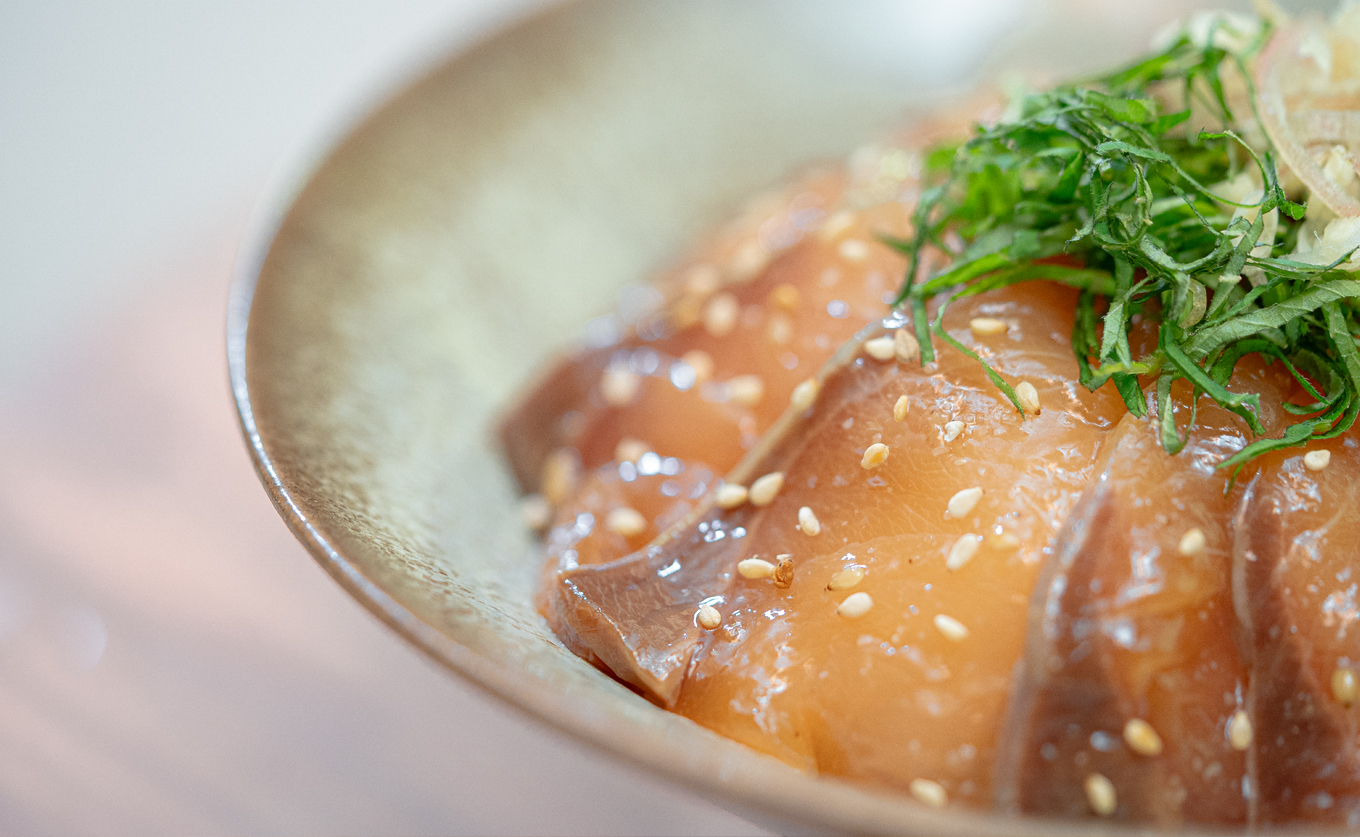 国産 朝〆ぶり ごまだれ漬け丼用 100g (50g×2)×5個｜養殖 ブリ 鰤 海鮮 小分け 冷凍 簡単調理 解凍5分 新鮮 丼の素 海鮮丼 夜食 家庭用 晩酌 高知県産 産地直送 おすすめ 人気 贈答 配達日指定可 高知県 大月町 うみのファーム