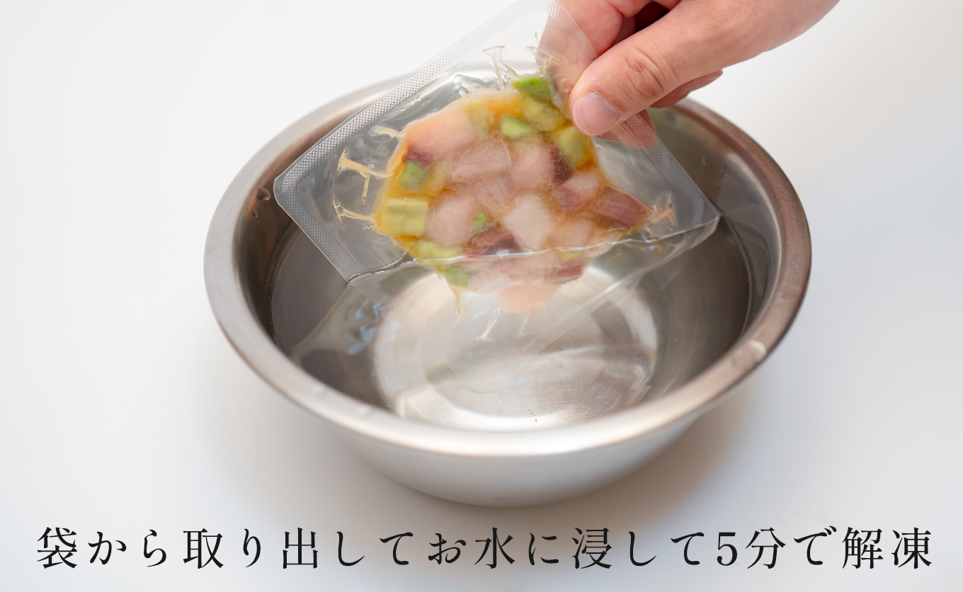 国産 朝〆ぶり アボカドポキ 80g×5個｜ 養殖 ブリ 鰤 小分け 冷凍 簡単調理 解凍5分 新鮮 サラダ ポキ丼 海鮮 夕食 家庭用 晩酌 おつまみ 高知県産 産地直送 おすすめ 人気 贈答 配達日指定可 高知県 大月町 うみのファーム