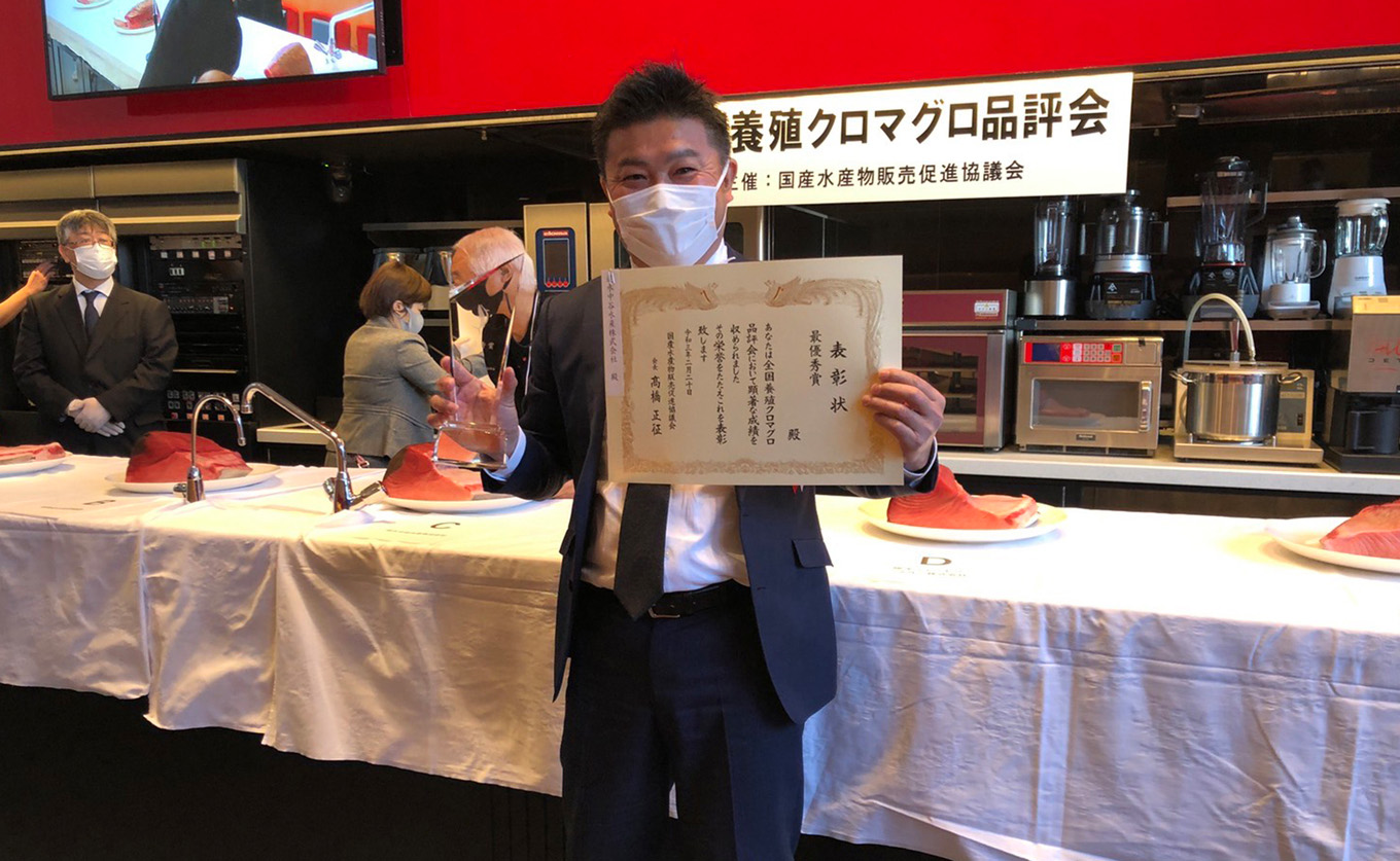 【高知県産 養殖本マグロ】4種盛り 900g 黒潮本まぐろ｜刺身 丼 大トロ 中トロ 赤身 ブツ切り 最優秀賞受賞 日本一 本まぐろ まぐろ 鮪 トロ 小分け 丼 寿司 解凍簡単 贈答 ギフト 産地直送 高知県 大月町