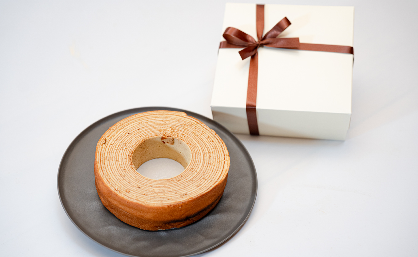 人気 ケーキ屋さんの バームクーヘン｜バター 風味 甘さ控えめ スイーツ おやつ あまい しっとり 上品 焼菓子 バウムクーヘン ギフト プレゼント ランキング 高評価 定番 お祝い 結婚祝い 贈答用 プレーン ホール おすすめ 常温 通販