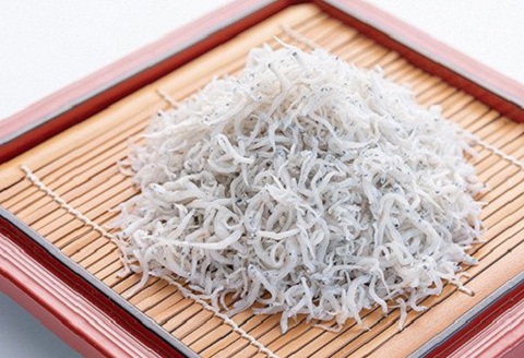 釜ゆで ちりめん 150g×4袋 天然 天日干し ちりめんじゃこ 小分け しらす 新鮮 しらす干し 釜茹で じゃこ 釜茹 ジャコ かまゆで チリメン 海鮮 魚介類 魚貝 魚 お魚 小魚 老舗 ふるさと納税人気 高知 高知県 黒潮町 ［1087-2］