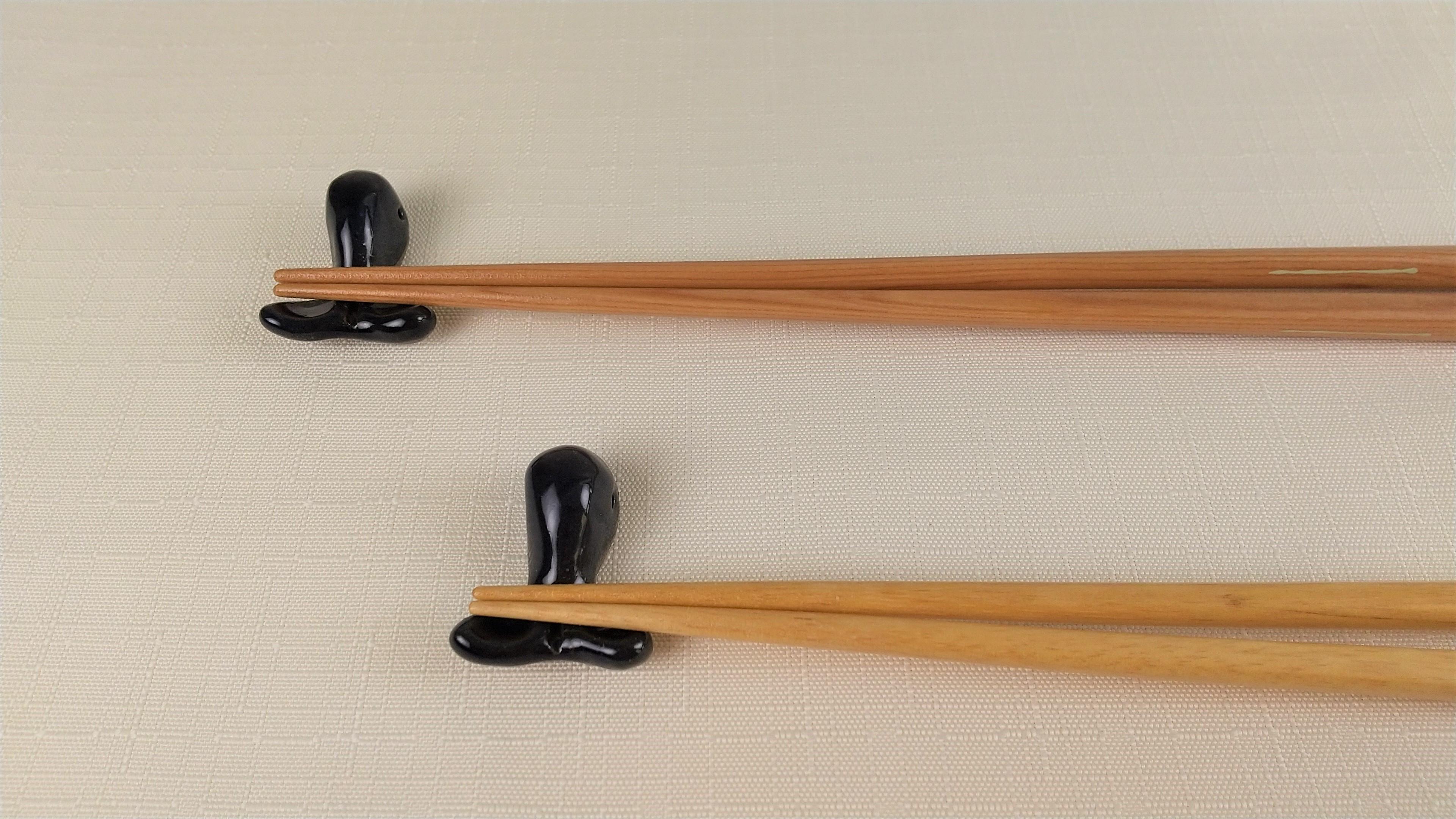 クジラ 箸置き 日常屋 はしおき 箸おき くじら 鯨 陶器 食卓 小物 ペア 2客 手作り 日常屋 ルリ釉 瑠璃色 かわいい 箸置セット 和食器 テーブルウェア インテリア 食卓雑貨 箸休め 小皿代わり くじら箸置 クジラ雑貨 うつわ 置物 2個セット 手仕事 焼き物 ギフト 夫婦 親子 家族［1413］