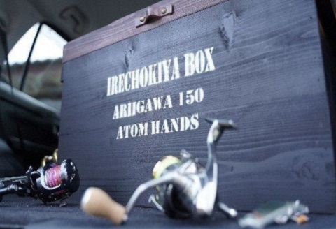 木製収納ボックス IRECHOKIYA BOX ブラック 杉 ヒノキ 高知県産 収納ボックス 木箱 ウッドボックス 収納ケース 蓋付き 収納 2000mlペットボトル収納 12本収納 衣類収納 おもちゃ収納 キッズ収納 踏み台 踏み台兼用 木製踏み台 インテリア収納 黒塗装 天然木 木製家具 収納家具 木製ケース 木製コンテナ 5.8kg 345×630×250mm［1526］