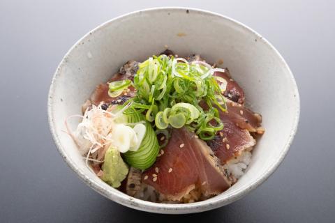 藁焼き かつおたたき 鰹たたき カツオたたき 3節セット 約 1kg 高知県 黒潮町 土佐佐賀水産 わら焼き タタキ 鰹 カツオ 刺身 半解凍 調理用 冷凍 海鮮 魚介類 土佐 かつおのたたき 鰹のたたき 藁焼き鰹 タレ付き 80ml×3 ご飯のお供 丼用 刺身用 海鮮セット 魚料理 かつおセット［1554-2］