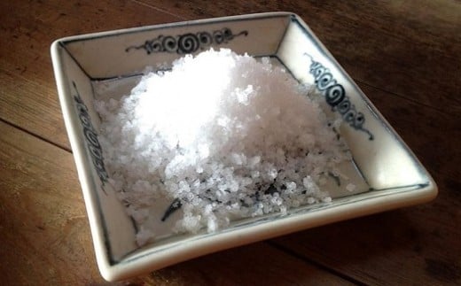 天日海塩 土佐 塩丸 白丸 お試し 30g×2袋 粗塩 粗い粒 天日塩 自然塩 海水塩 調味料 塩 小分けセット 白丸塩 振り塩 仕上げ塩 下味塩 料理用 塩 丸塩 粗粒 塩2袋 土佐の塩丸 高知 黒潮町 手作り塩 完全天日塩 塩ギフト 塩セット 塩 詰め合わせ しお 食塩 [1707]