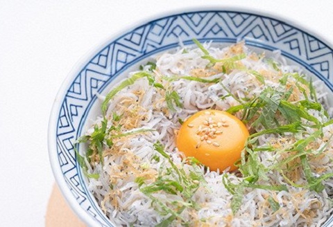 釜ゆで ちりめん 150g×4袋 天然 天日干し ちりめんじゃこ 小分け しらす 新鮮 しらす干し 釜茹で じゃこ 釜茹 ジャコ かまゆで チリメン 海鮮 魚介類 魚貝 魚 お魚 小魚 老舗 ふるさと納税人気 高知 高知県 黒潮町 ［1087-2］