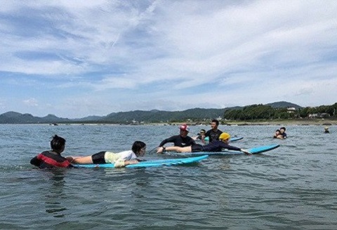 サーフィン 体験 スクール 5回分 体験チケット 体験型 利用券 レジャー 海 ビーチ アウトドア 旅行 観光 マリンスポーツ スポーツ アクティビティ 運動 高知県 黒潮町［1411］