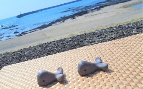 クジラ 箸置き 日常屋 はしおき 箸おき くじら 鯨 陶器 食卓 小物 ペア 2客 手作り 日常屋 焼き締め 釉薬なし 素朴 土の風合い かわいい 箸置セット 和食器 テーブルウェア 食卓雑貨 うつわ インテリア 置物 クジラ雑貨 焼きもの 2個セット ハンドメイド 手仕事 夫婦 親子 家族［1412］