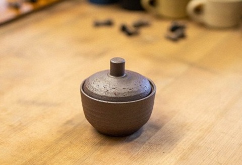 どんぐり の 塩壷 塩さじ 天日塩 2袋 付き 日常屋 食器 さじ 調味料入れ ツボ つぼ 壷 塩 セット 調味料 保存容器 陶器 高知県 黒潮町［1496］