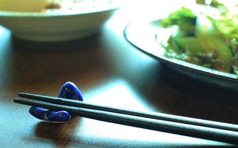 箸置き クジラ 2個セット 白土 ルリ釉 瑠璃釉 日常屋 陶器 はしおき くじら 箸置 箸おき 和食器 食卓用品 食器小物 かわいい箸置き 動物モチーフ クジラ箸置き 手作り ハンドメイド 焼き物 陶芸作品 白土箸置き 瑠璃色 ルリ色 テーブルウェア 和雑貨 クジラ雑貨 食卓インテリア 小物セット 高知 黒潮町［1523］