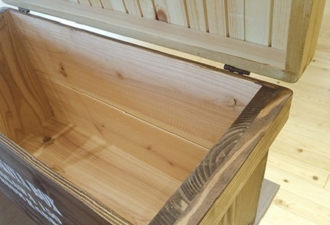 木製収納ボックス IRECHOKIYA BOX ブラウン 杉 ヒノキ 高知県産 収納ボックス 木箱 ウッドボックス 収納ケース 蓋付き 収納 2000mlペットボトル収納 12本収納 衣類収納 おもちゃ収納 キッズ収納 踏み台 踏み台兼用 木製踏み台 インテリア収納 天然木 収納家具 木製ケース 木製コンテナ 5.8kg 345×630×250mm［1529］