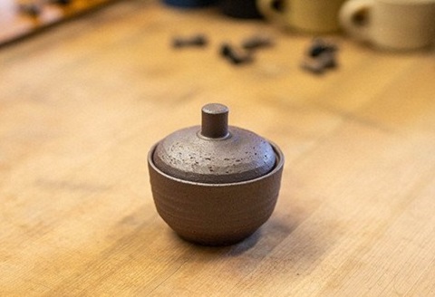 塩壷 2種セット 日常屋 クジラ どんぐり 調味料入れ 食器 保存容器 塩 調味料 保存 セット キッチン用具 キッチン用品 キッチン雑貨 雑貨 陶器 くじら 鯨 高知県 黒潮町［1490］