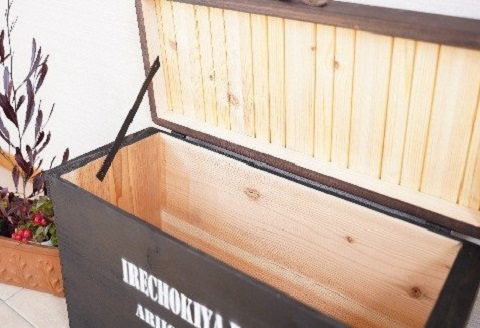 木製収納ボックス IRECHOKIYA BOX ブラック 杉 ヒノキ 高知県産 収納ボックス 木箱 ウッドボックス 収納ケース 蓋付き 収納 2000mlペットボトル収納 12本収納 衣類収納 おもちゃ収納 キッズ収納 踏み台 踏み台兼用 木製踏み台 インテリア収納 黒塗装 天然木 木製家具 収納家具 木製ケース 木製コンテナ 5.8kg 345×630×250mm［1526］